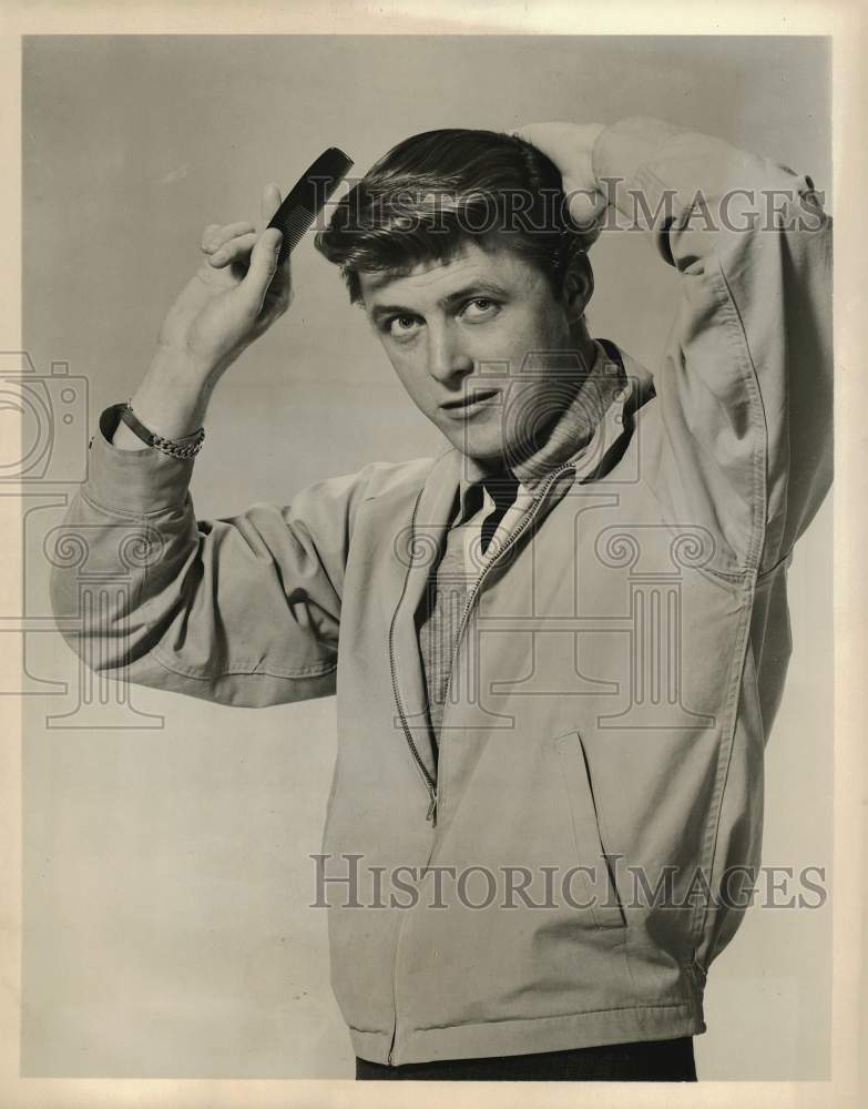 1959 Press Photo Edward Byrnes in &quot;77 Sunset Strip&quot; - kfx26015- Historic Images