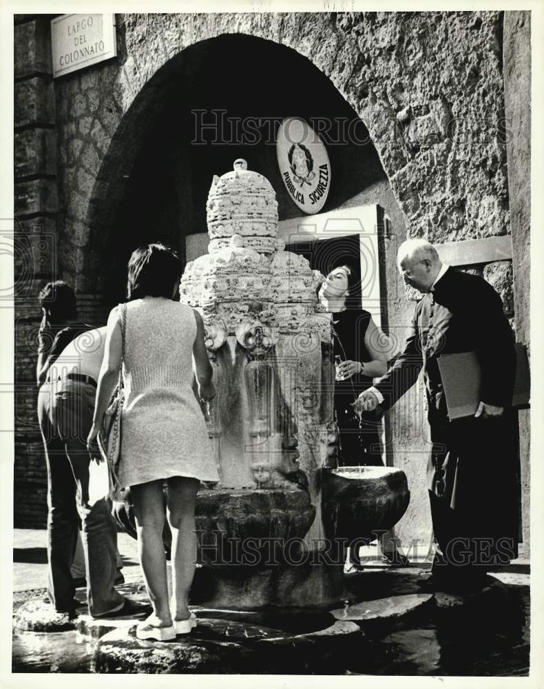 1971 Press Photo Tourists drink from Vatican fountain in Rome, Italy.- Historic Images