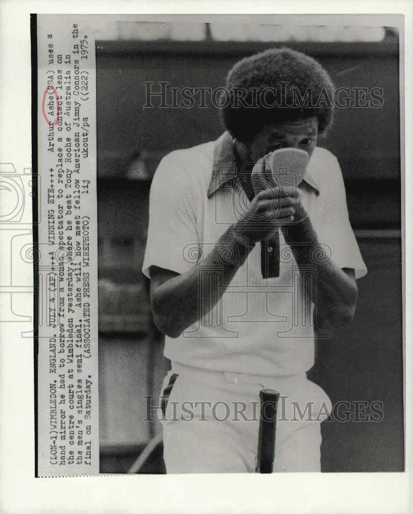 1975 Press Photo Arthur Ashe replaces a contact lens during match at Wimbledon.- Historic Images