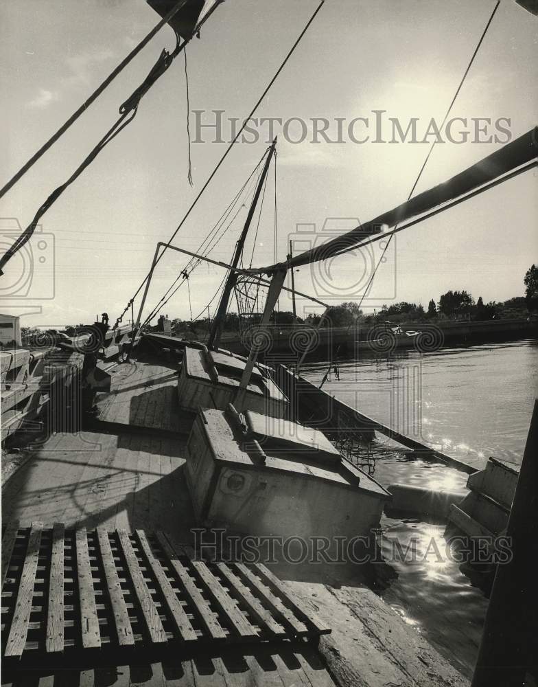 1966 Press Photo Old boat starting to sink in Tarpon Springs, Florida- Historic Images