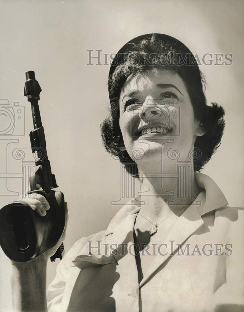 1961 Press Photo Singer Gisele Mackenzie practices target shooting at Presidio.- Historic Images