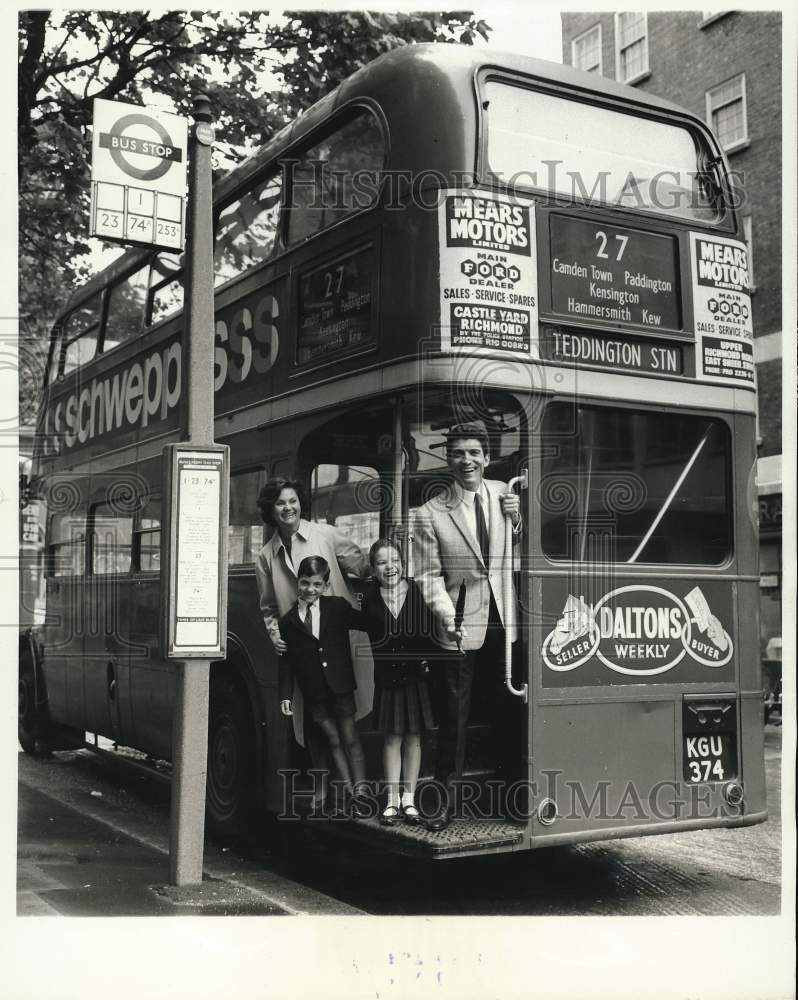 1963 Press Photo Singer Sergio Franchi &amp; his wife Yvonne on bus in London.- Historic Images