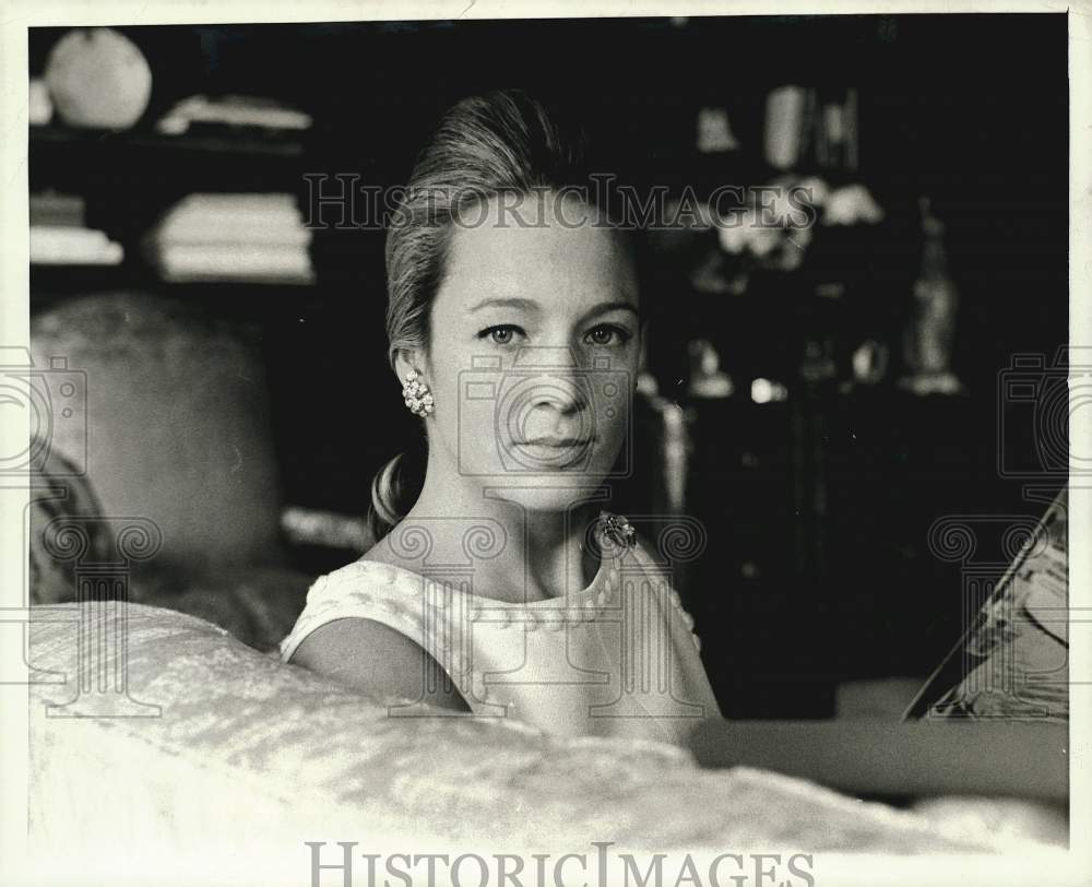 1967 Press Photo Heiress Charlotte Ford Niarchos in her Manhattan apartment.- Historic Images