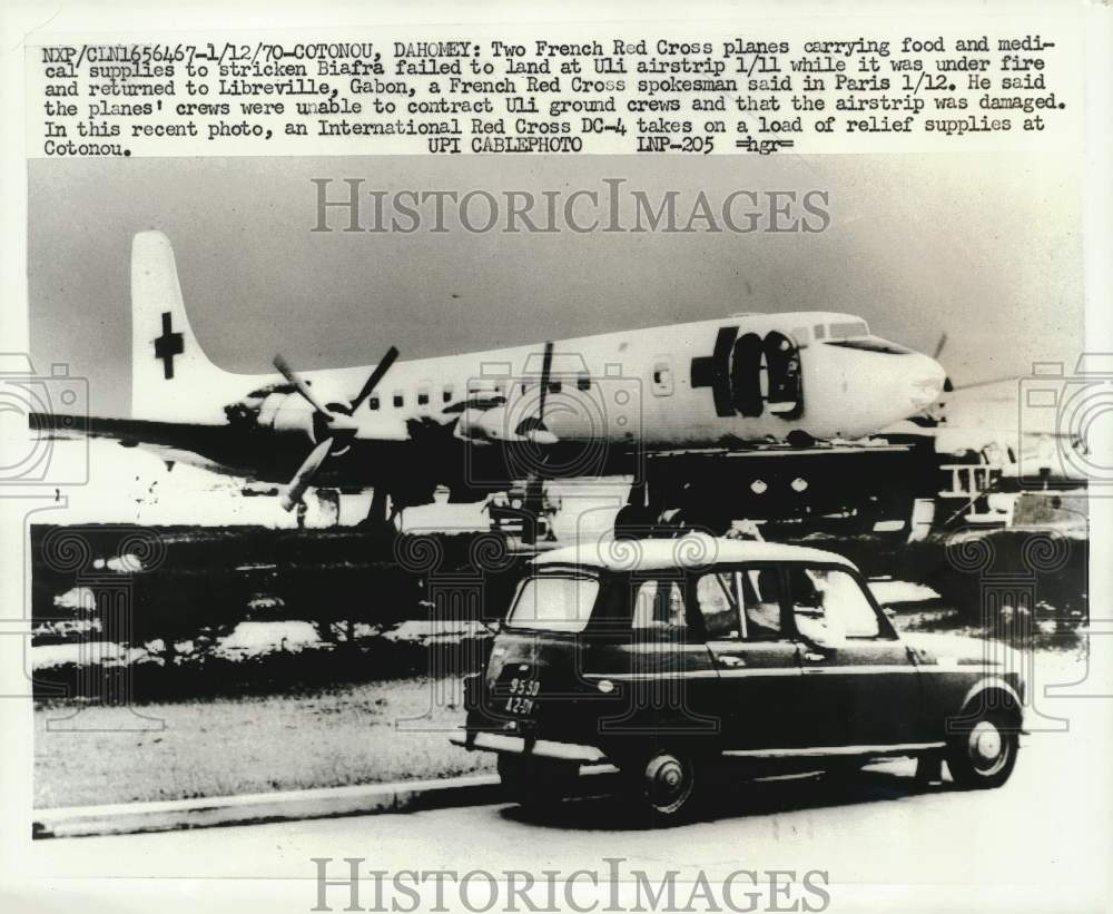 1970 Press Photo Red Cross Airplane Takes On Relief Supplies At Cotonou, Dahomey- Historic Images