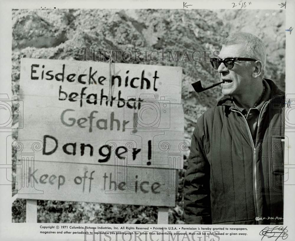 1971 Press Photo Director Richard Brooks surveys Sign in Lilleyhammer, Norway- Historic Images