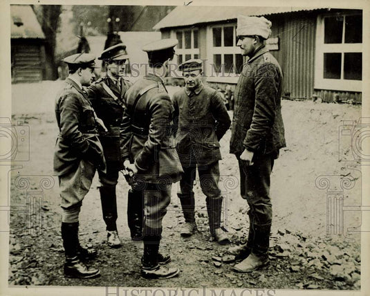1918 Press Photo German Prisoners interrogated by British Intelligence Officers- Historic Images