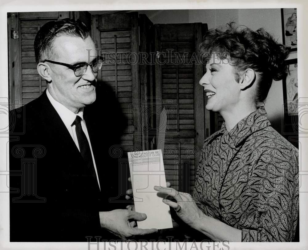 1959 Press Photo Gwen Verdon with Harry M. Weaver of American Cancer Society- Historic Images