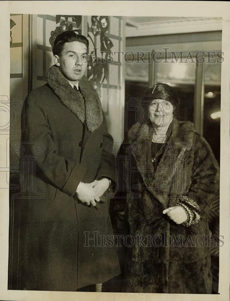 1926 Press Photo Polish Soprano Marya Freund with son, Doda Freund in New York- Historic Images