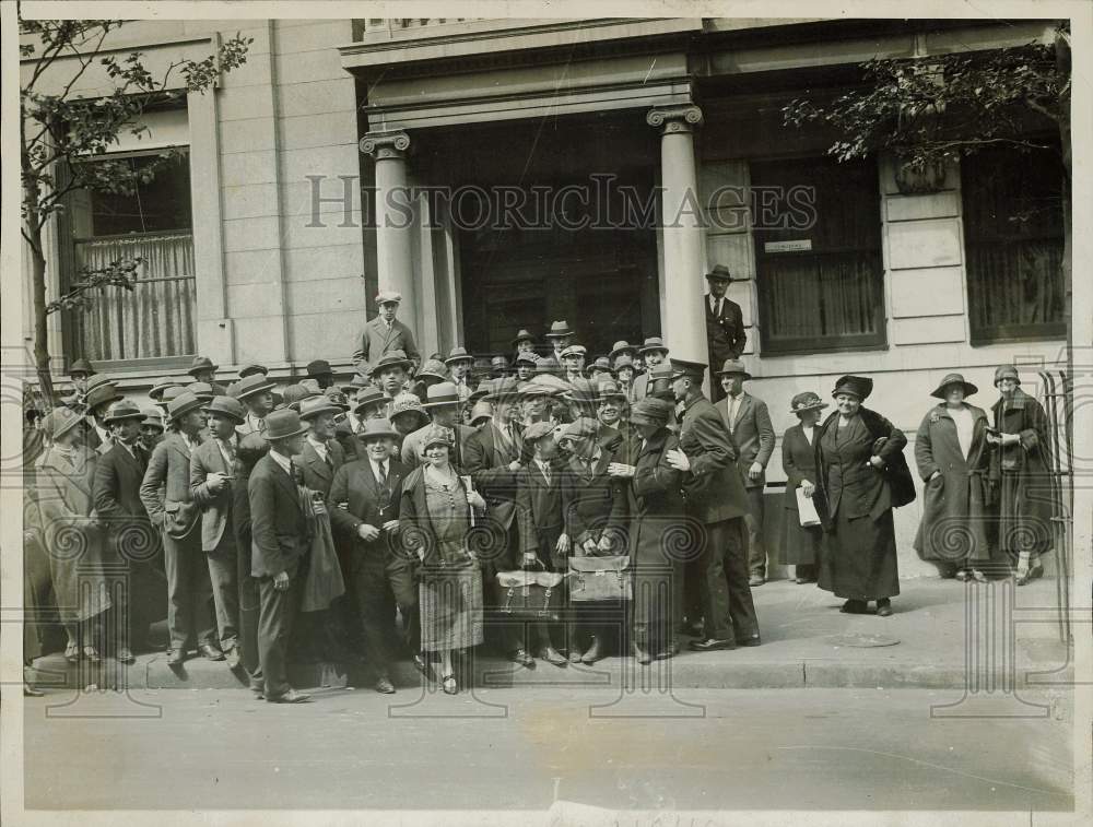 1943 Press Photo Group outside Rockefeller Home at 10 West 54th Street- Historic Images