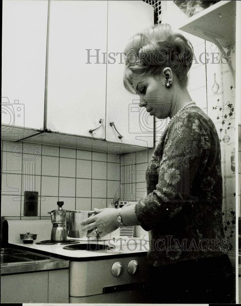 1965 Press Photo Italian Opera Soprano Mirella Freni Cooking - kfx33213- Historic Images