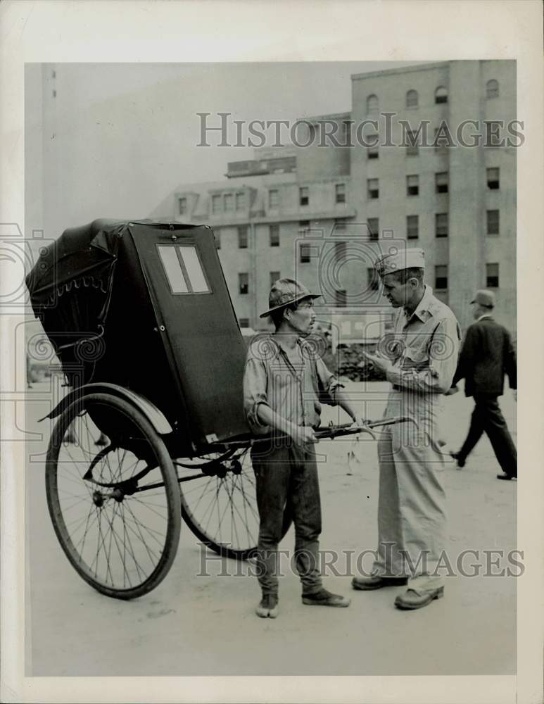 1945 Press Photo Bob Cromie dickers over prices with Tokyo rickshaw boy- Historic Images