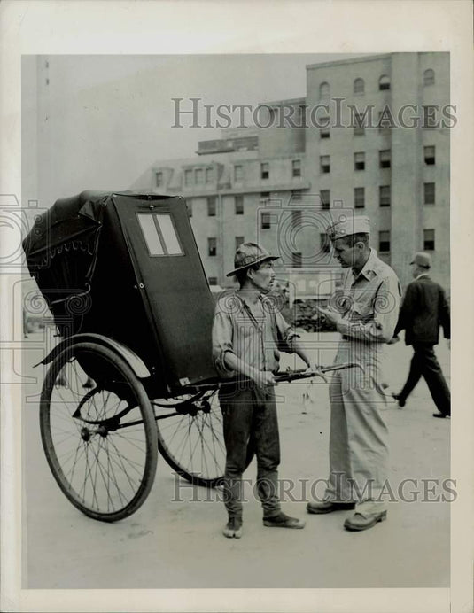 1945 Press Photo Bob Cromie dickers over prices with Tokyo rickshaw boy- Historic Images