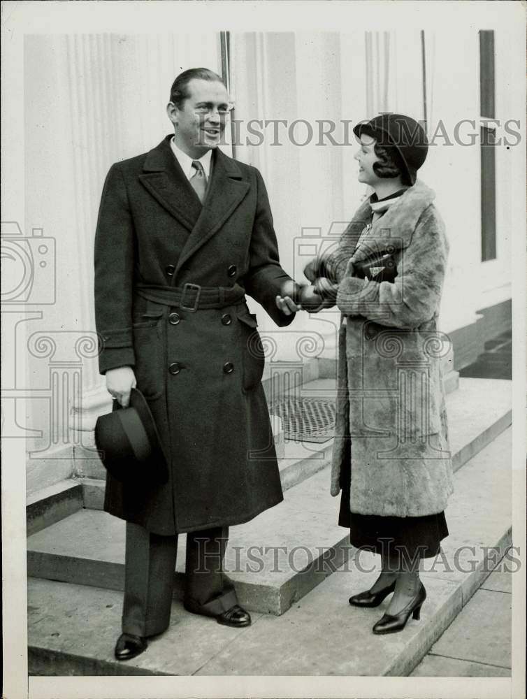 1932 Press Photo Kathlee Kelly presents oranges to James Dunn at White House.- Historic Images