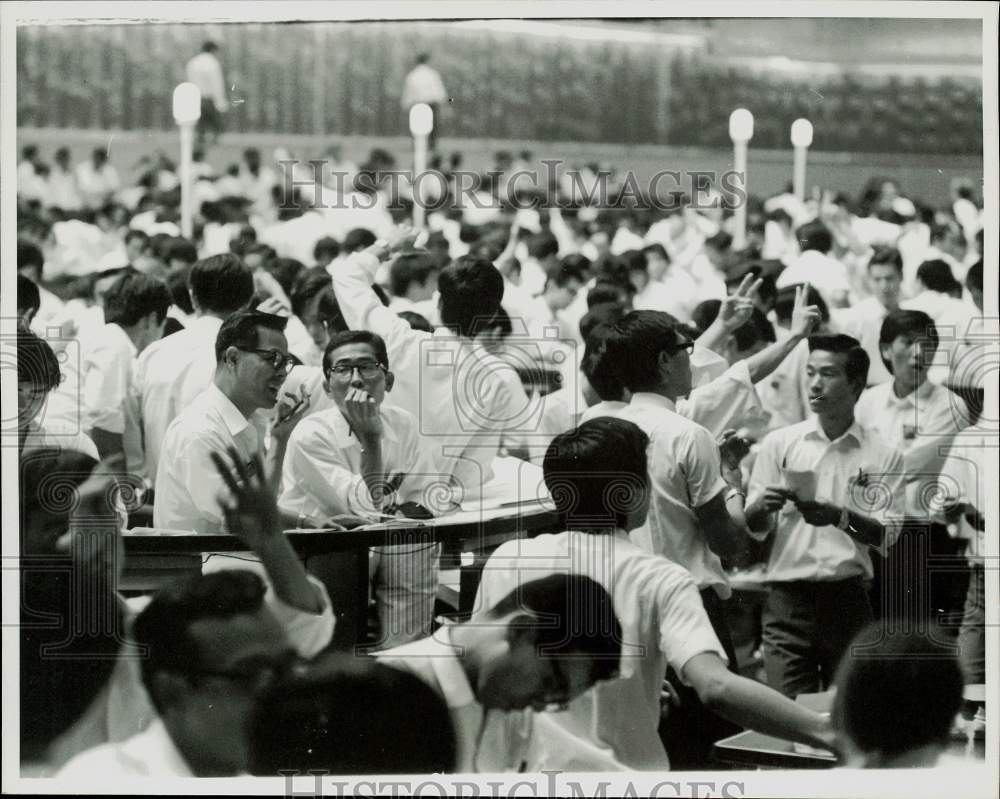 1971 Press Photo Trading on the floor of Tokyo&#39;s Stock Exchange, Japan.- Historic Images