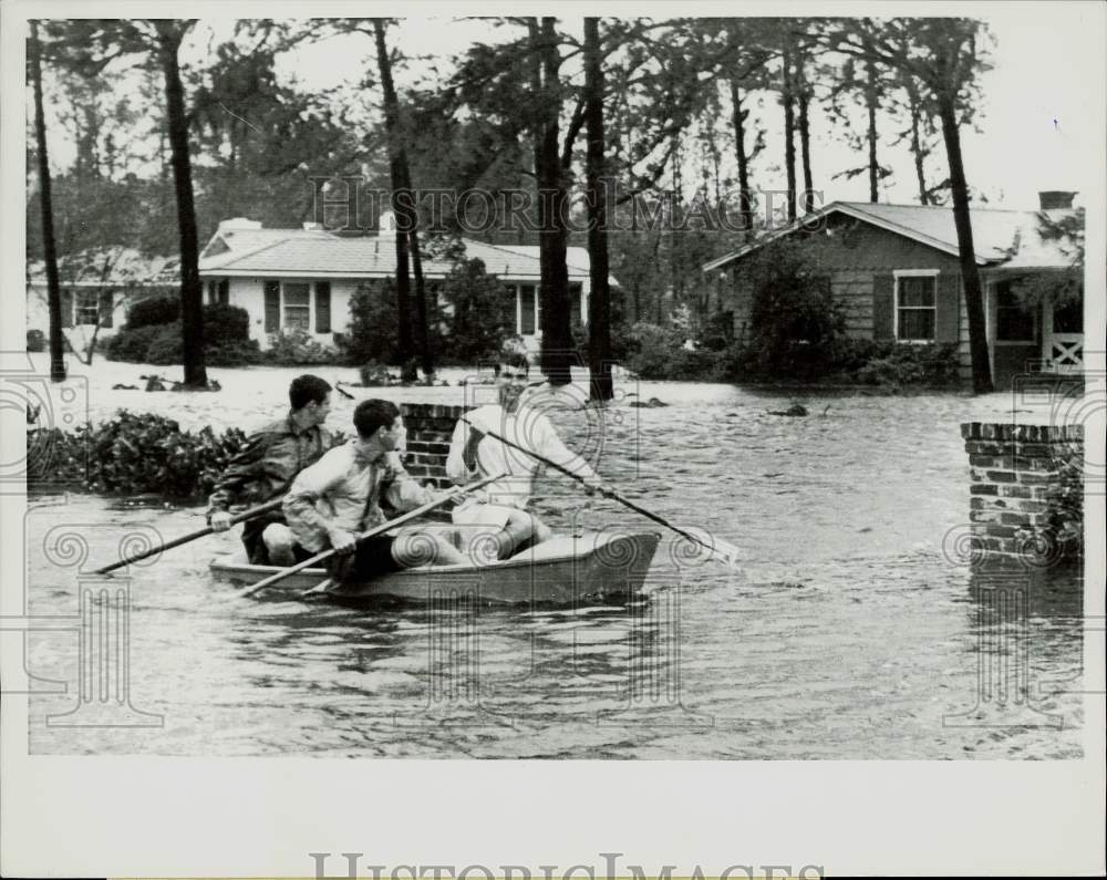 1964 Press Photo Jacksonville, Florida, Residents Tour Flooded City in Rowboat- Historic Images