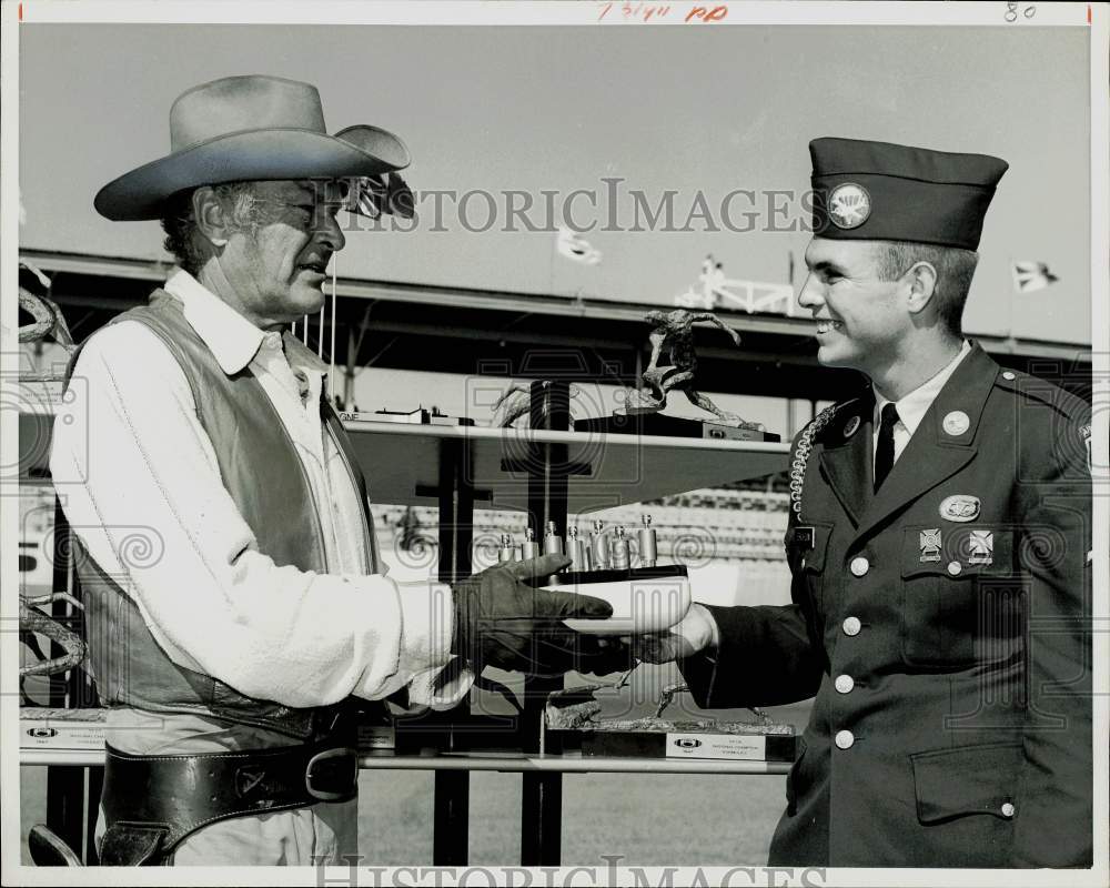 1967 Press Photo Leif Erickson presents gift to son William at Daytona Beach, FL- Historic Images