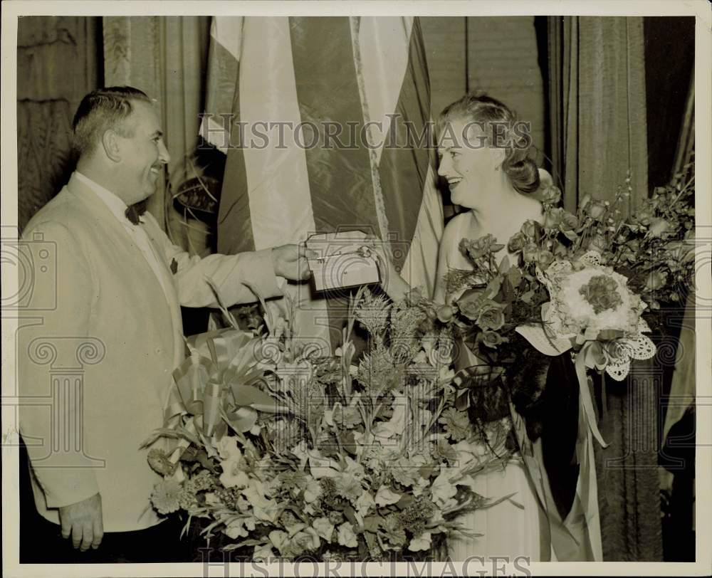 1941 Press Photo Atlantic City Mayor Tom Taggart presents &#39;key&#39; to Gracie Fields- Historic Images