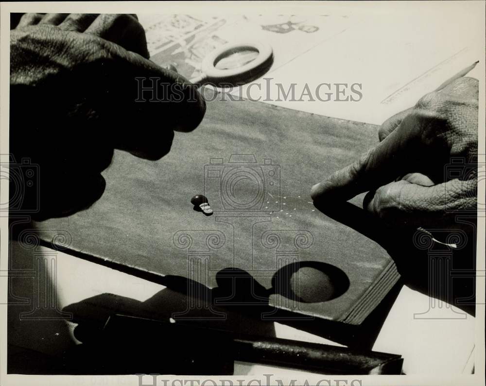 1967 Press Photo Finger points to Bhagat Bhim Sen&#39;s tiny ivory elephants, India- Historic Images