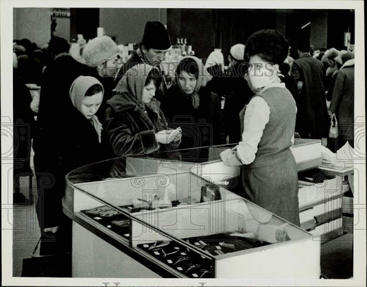 1965 Press Photo Moscow salesgirl wears mask to protect against Asian flu.- Historic Images