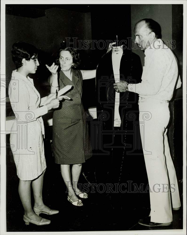 1967 Press Photo Couturier Monsieur Pierre Works on Empress&#39;s Clothes, Iran- Historic Images