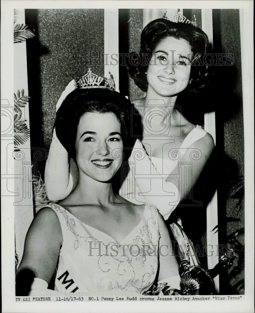 1963 Press Photo Penny Lee Rudd Crowns Jean Richey Amaker &quot;Miss Texas&quot;- Historic Images