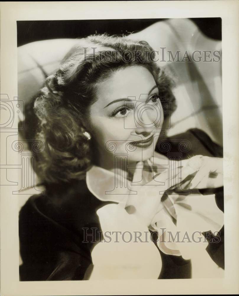 1945 Press Photo Comic Mary Livingstone of &quot;The Jack Benny Show&quot; - kfx38108- Historic Images