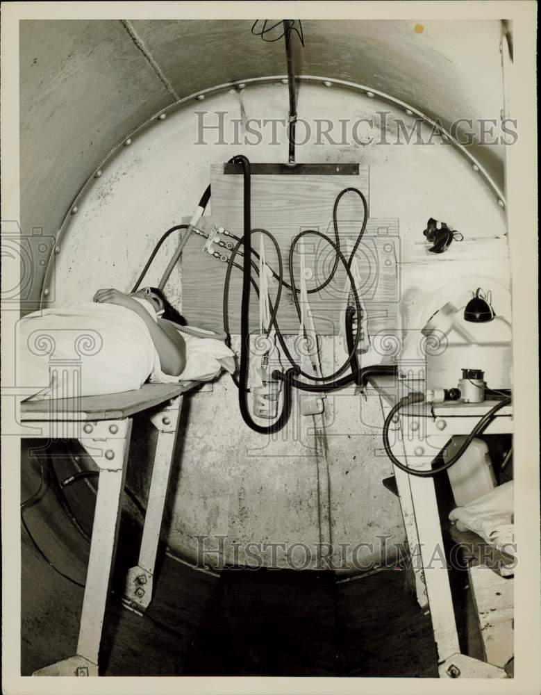 1962 Press Photo Molly Bargy in Compression Tank Used to Treat Tetanus, IL- Historic Images