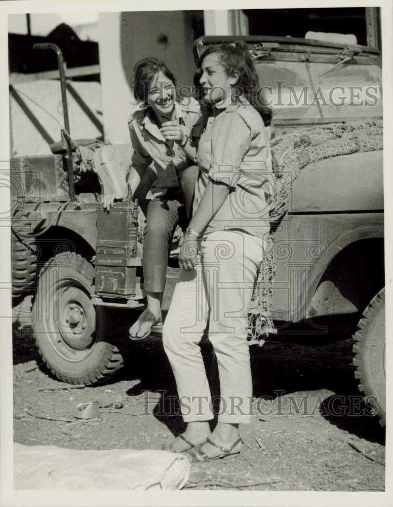 1967 Press Photo Women in Israeli Army Relax after They Learn of Ceasefire- Historic Images