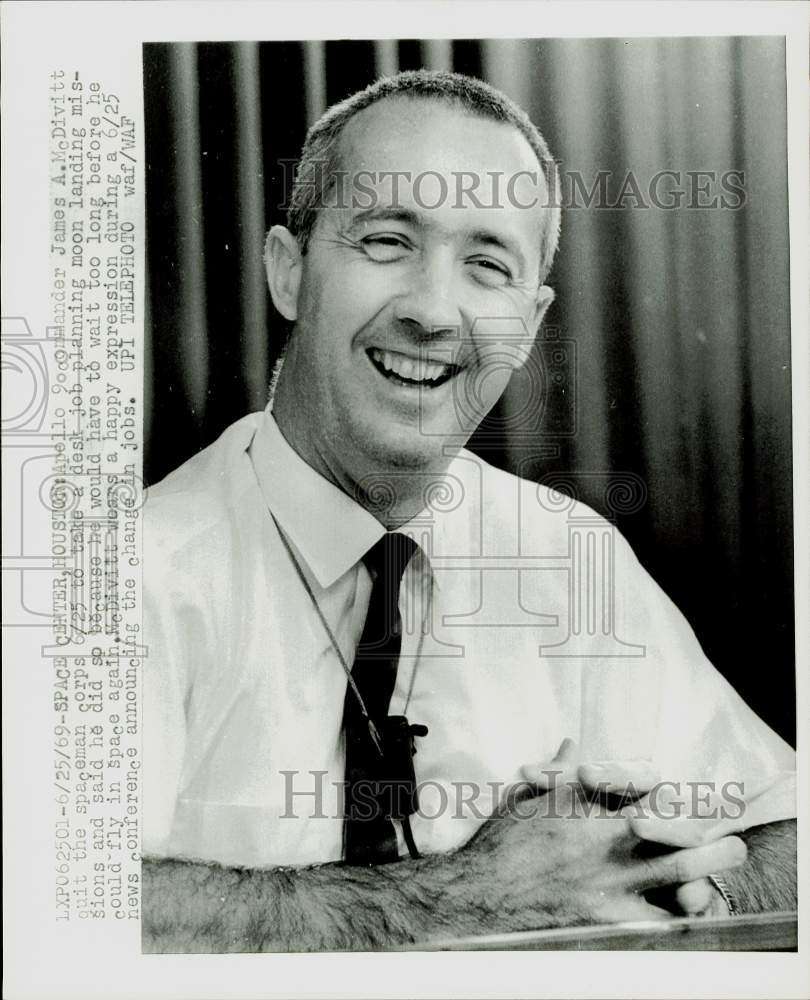 1969 Press Photo Astronaut James A. McDivitt Talks New Desk Job to Press, Texas- Historic Images