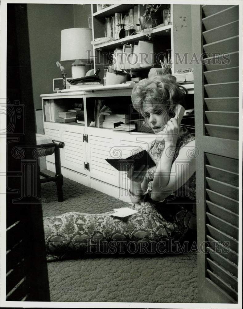 1971 Press Photo "As the World Turns" Actor Eileen Fulton on Phone at NCY Home- Historic Images