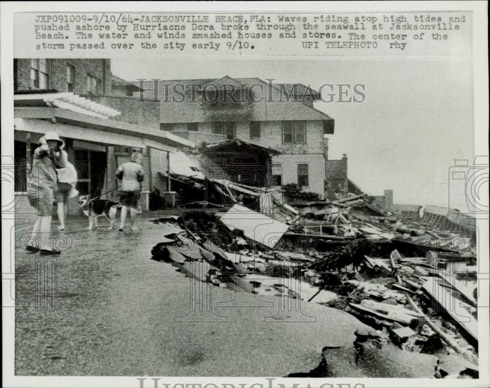 1964 Press Photo Residents view Hurrican Dora&#39;s aftermath, Jacksonville Beach FL- Historic Images