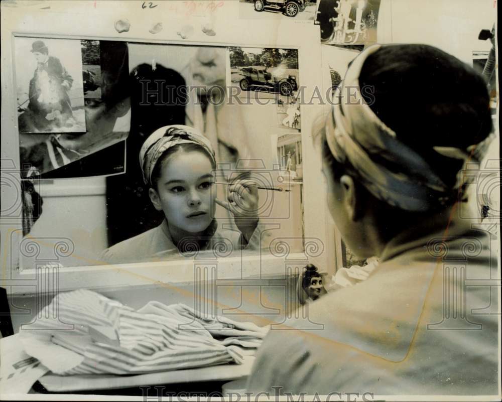 1965 Press Photo Dancer Geraldine Chaplin Makes Up before Performance, France- Historic Images