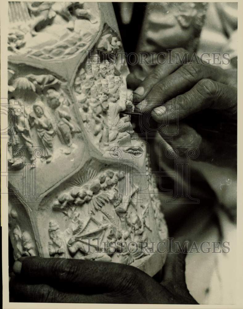 1967 Press Photo Ivory carver Bhagat Bhim Sen works on the Ramayana, New Delhi- Historic Images