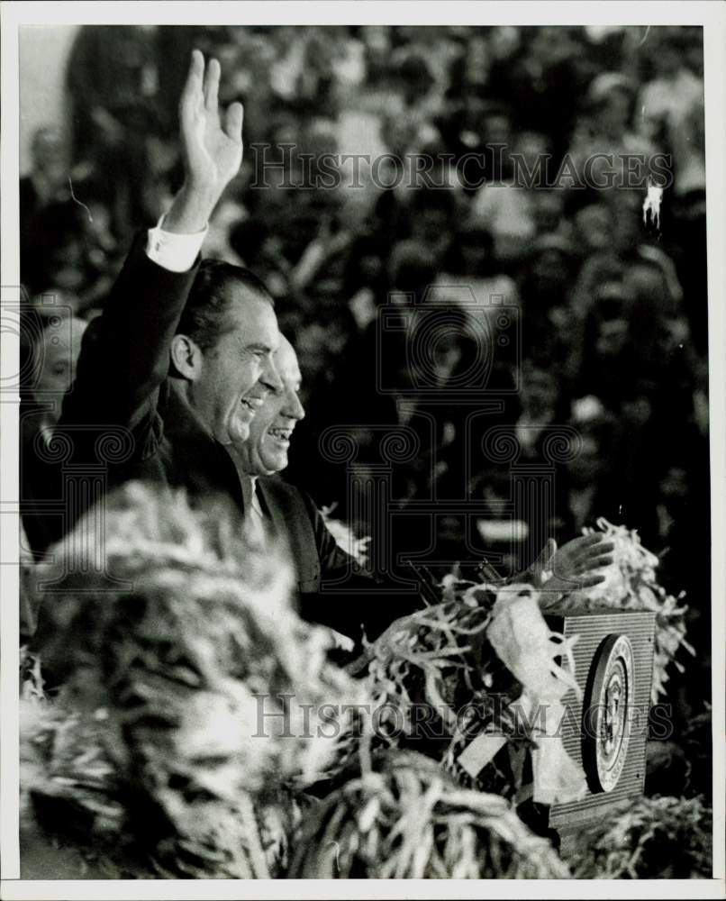 1969 Press Photo President Nixon and William Cahill wave to crowd in Hackensack- Historic Images