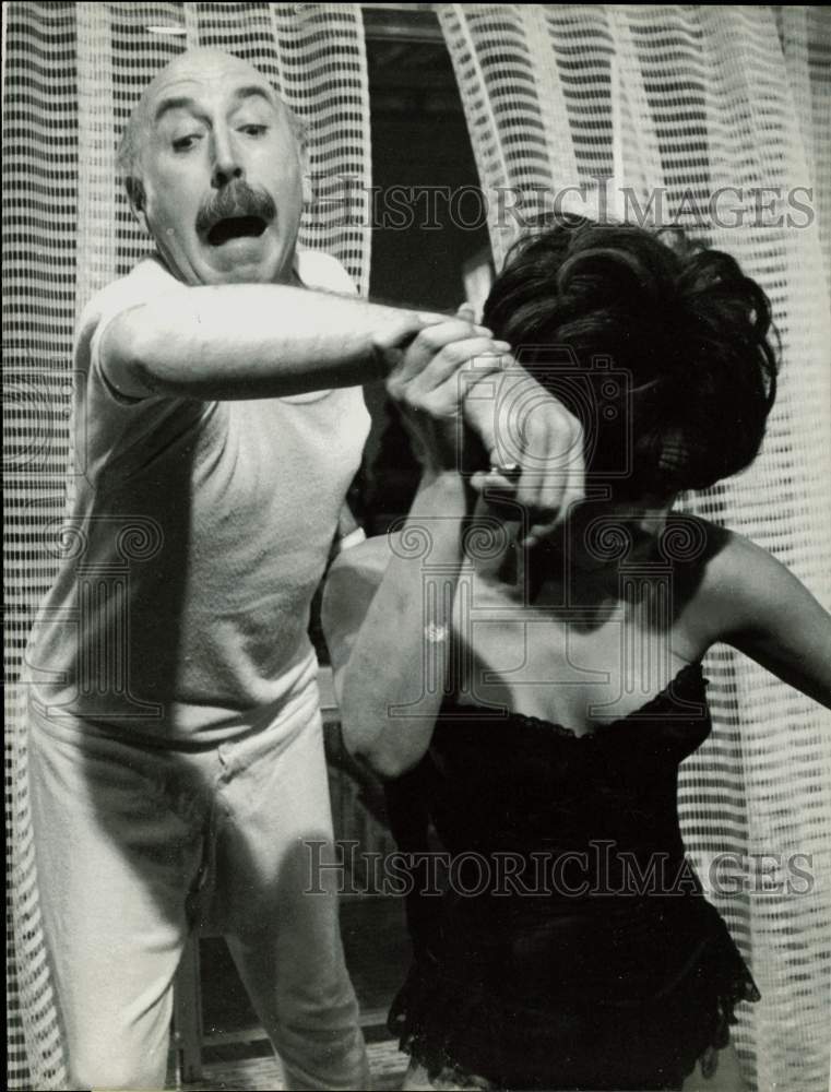 1966 Press Photo Daliah Lavi and Lionel Jeffries in &quot;The Spy With A Cold Nose&quot;- Historic Images