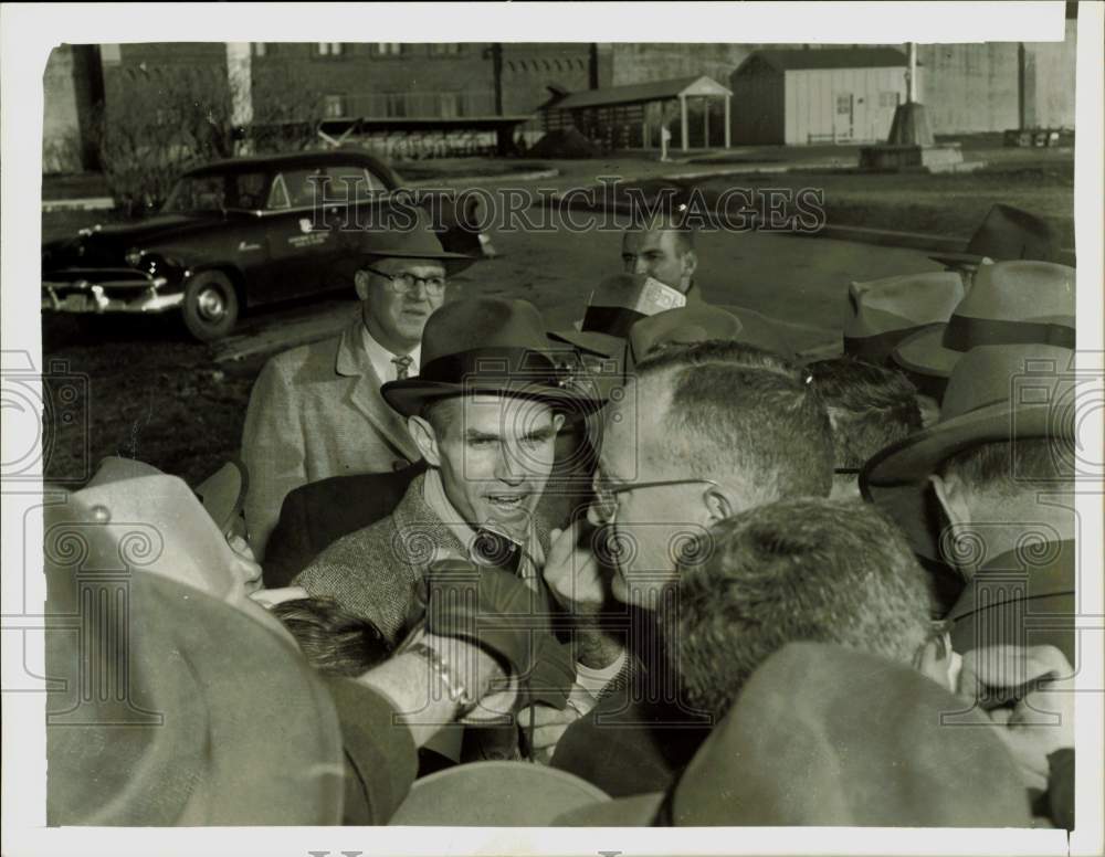 1954 Press Photo Alger Hiss with Reporters at Penitentiary in Pennsylvania- Historic Images