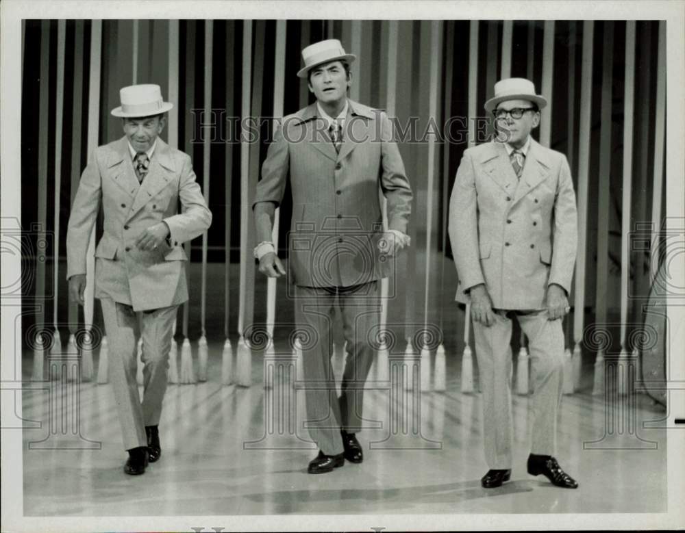 1969 Press Photo George Burns, Gregory Peck, Jack Benny perform a song and dance- Historic Images