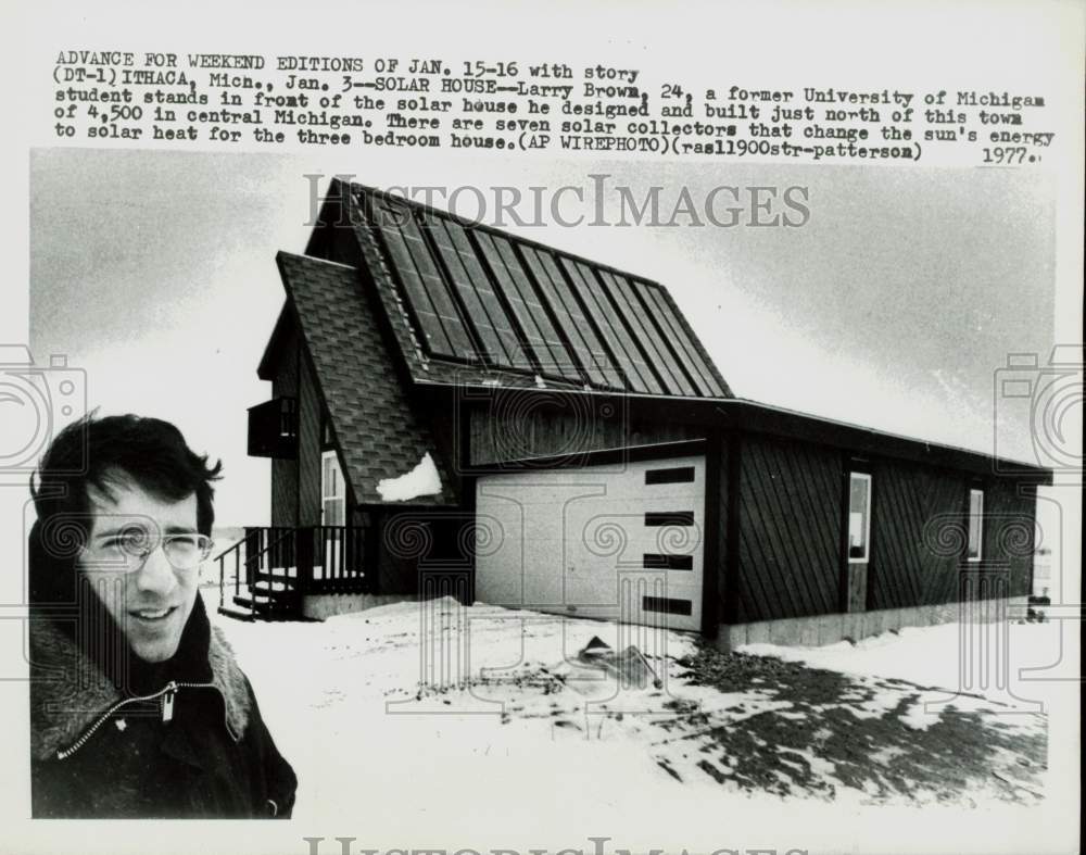 1977 Press Photo Larry Brown in front of his solar house in Ithaca, Michigan- Historic Images