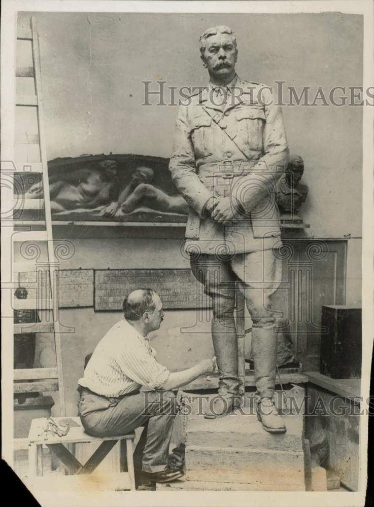 1925 Press Photo John Tweed puts finishing touches to Earl Kitchener monument- Historic Images