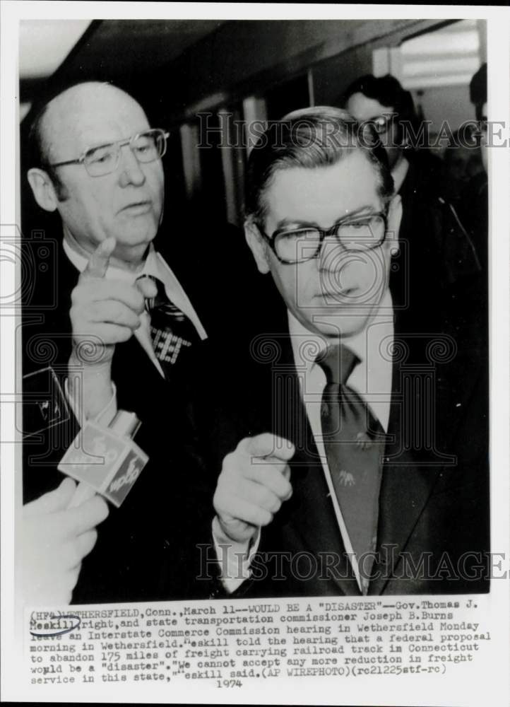 1974 Press Photo Thomas Meskill and Joseph Burns leaving Connecticut hearing- Historic Images