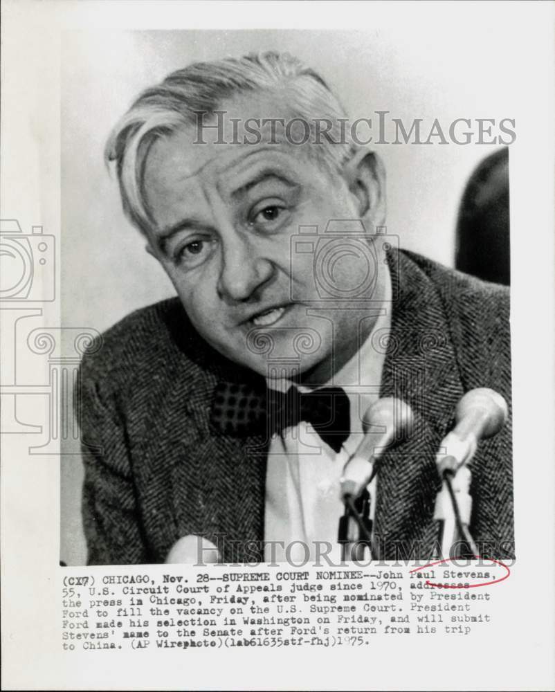 1975 Press Photo Appeals Judge John Stevens addresses press in Chicago- Historic Images