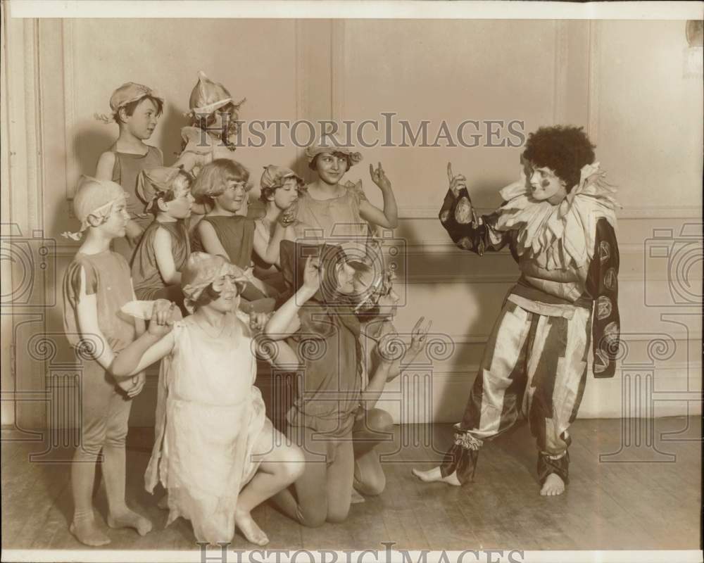 1923 Press Photo Doris Canfield Entertains Kids with Golliwog Dance, NYC- Historic Images