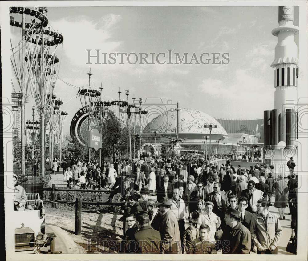 1964 Press Photo Crowd at New York World&#39;s Fair on Beautiful Day in May, NYC- Historic Images