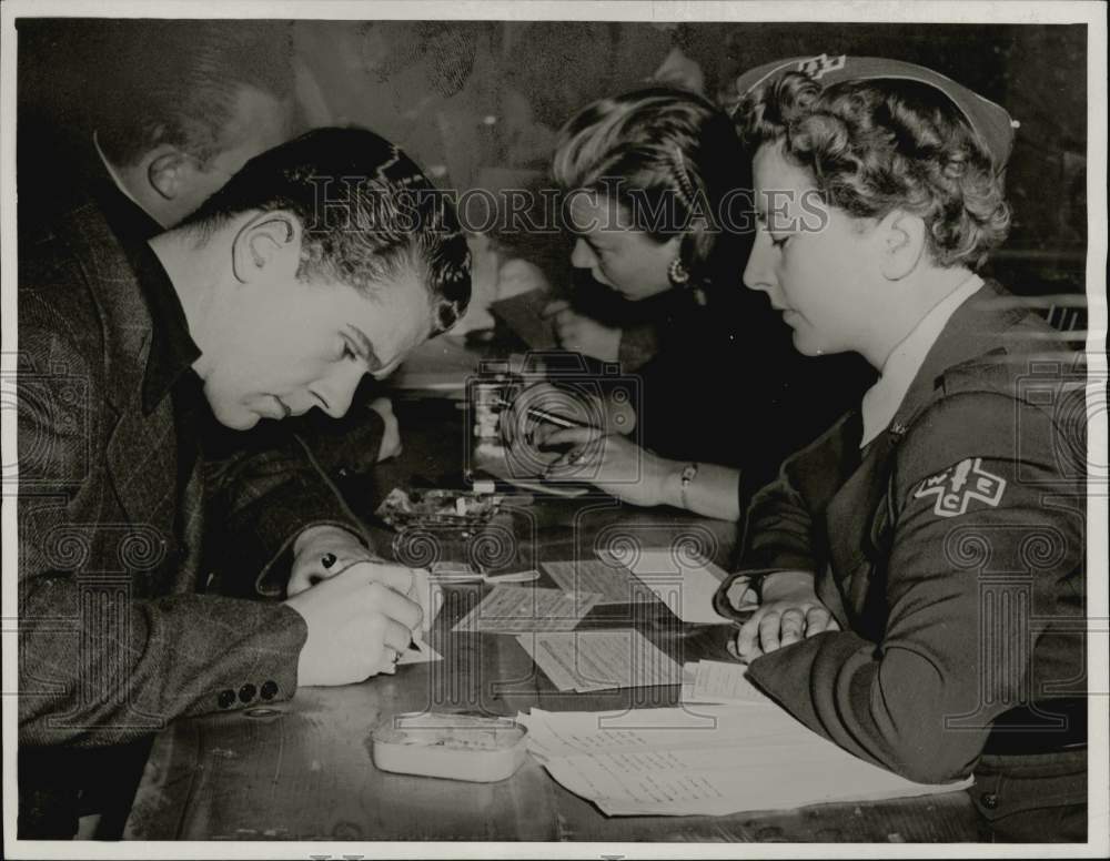 1942 Press Photo Actor Jackie Cooper Registers for Draft with Hetty Vorhaus, CA- Historic Images