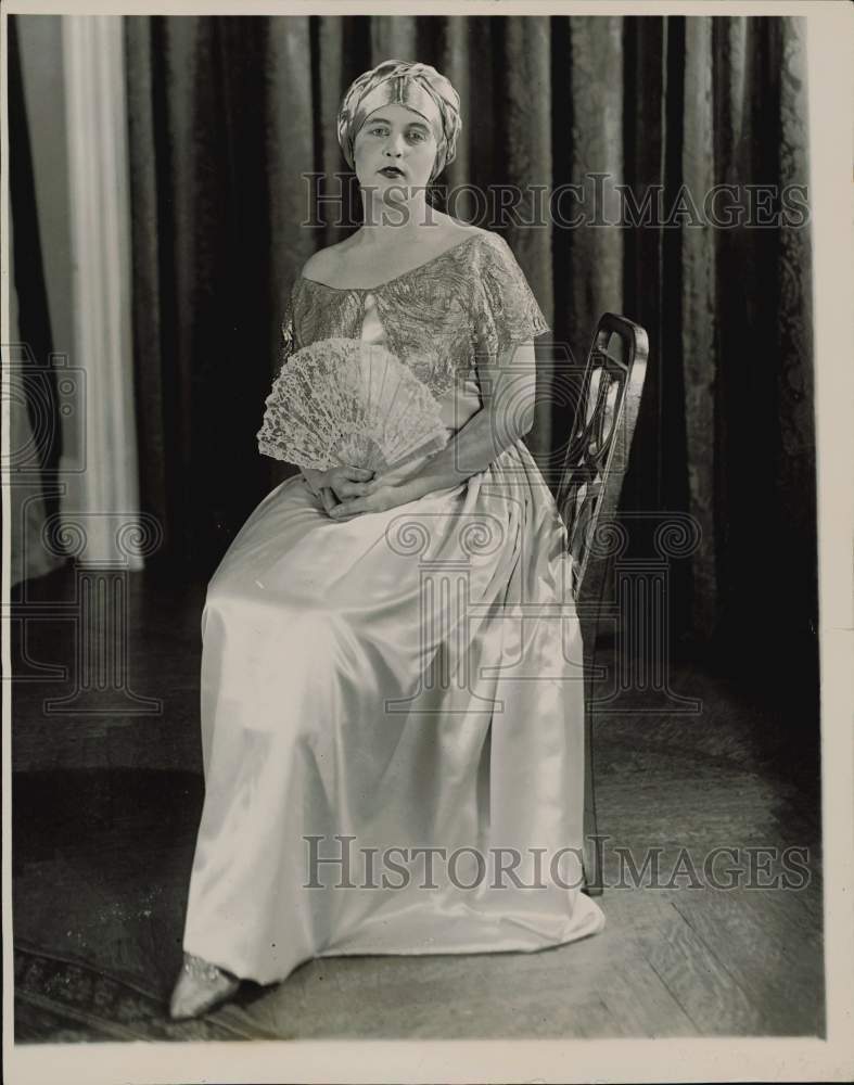 1923 Press Photo Junior League&#39;s Helen Hoadley in Play &quot;The Gay Pretenders,&quot; NYC- Historic Images