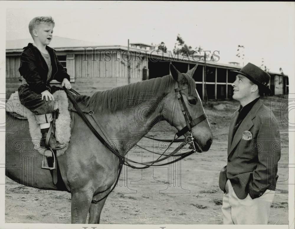 1939 Press Photo Bing Crosby and son Gary on horseback at Hollywood Turf Club- Historic Images