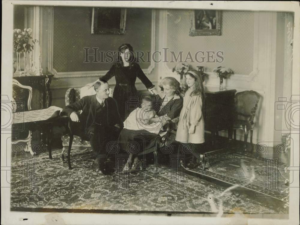 1920 Press Photo Sir Eric and Lady Drummond with their family in Geneva- Historic Images