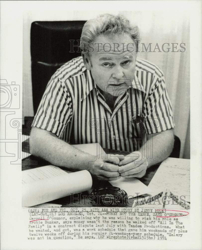 1974 Press Photo Carroll O&#39;Connor sitting in his office in Los Angeles, CA- Historic Images