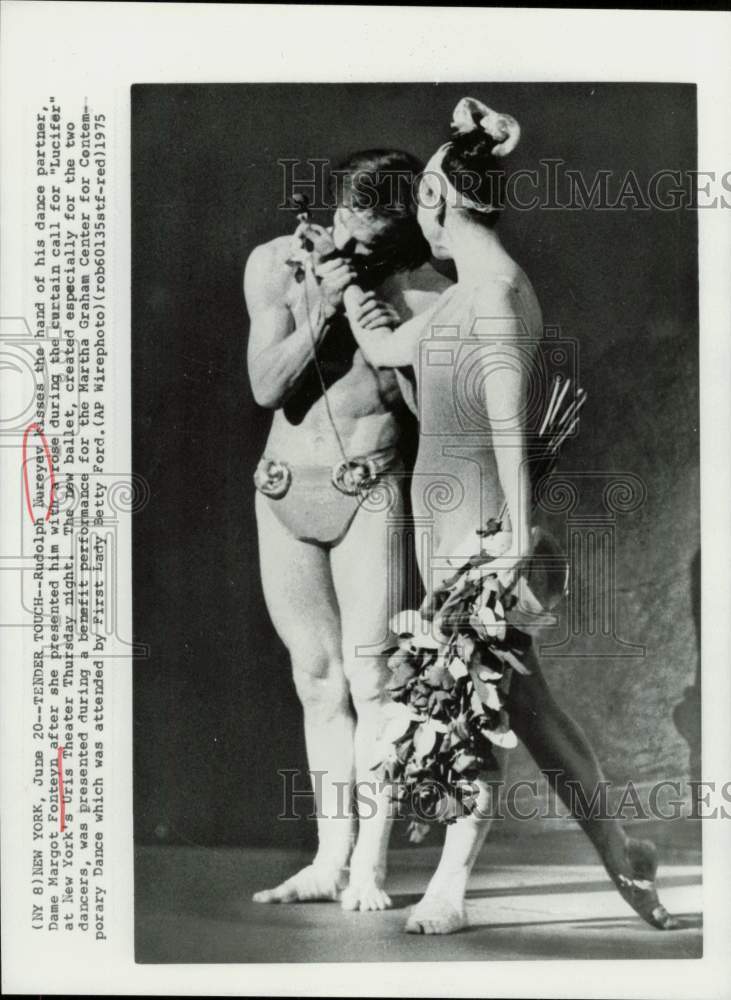 1975 Press Photo Rudolph Nureyev kisses hand of partner Dame Margot Fonteyn- Historic Images