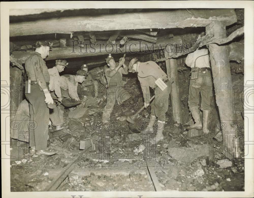 1943 Press Photo Miners work in Nerve Coal Mine at Throop, Pennsylvania- Historic Images